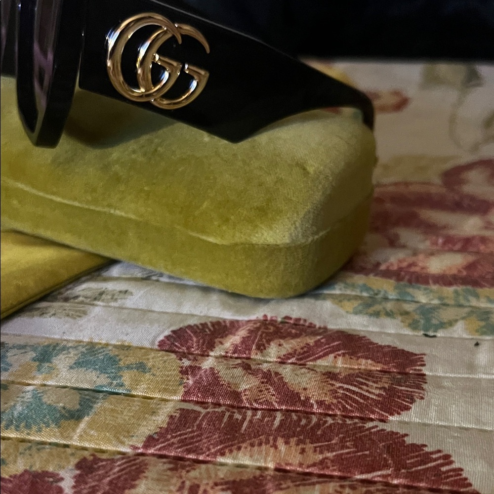 Authentic Gucci Black Unisex Sunglasses with Gold Accents big double GG🔥🔥🔥 - Picture 3 of 6